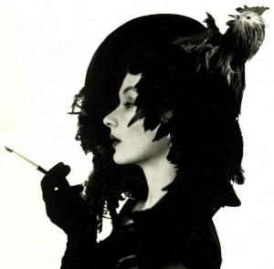 irving-penn-woman-in-chicken-hat-lisa-fonssagrives-penn-new-york-1948-49