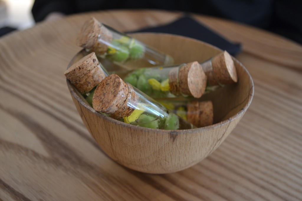 Shot de petits pois et cuvée demi-sec carte d'or de Drappier