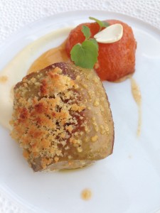 Foie gras de canard poêlé, Crumble et amandes fraiches, abricots du Roussillon rôtis