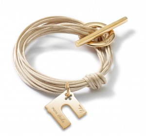 lilou_gisele_avec_pendentif_arc_de_triomphe_vipress4