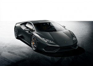 Dynamique, pure et puissant Avec son design pur et unique, son ensemble de technologies innovantes, sa dynamique exceptionnelle et une qualité excellente, la Huracán offre une expérience de super voiture de sport sur un tout nouveau niveau, combinant performance absolue avec un comportement routier facile à conduire à la fois axée sur une finition luxe et sportive. La vitesse de pointe de plus de 325 km/h et l’accélération de 0 à 100 km/h en 3,2 secondes et 200 km/h en 9,9 secondes décrit seulement en partie l’expérience dynamique au volant de la Huracán. Avec un poids à sec de 1422 kg, il permet non seulement l’excellent rapport poids puissance de seulement 2, 33 kg par cheval, mais aussi il garantit la précision d’une voiture de course et une rigidité habile. La technologie de pointe et l’artisanat de haut niveau se rencontrent en un design audacieux avec des arêtes vives, des volumes monolithiques et sculptées et des surfaces précises. Le point de départ de la silhouette de la Huracán, née de la volonté de créer une automobile, dont le profil est défini par une seule ligne qui fusionne l’avant avec le cockpit et l’arrière de la voiture.