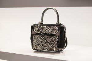 Cette année Barbara Bui dédie son objet d’exception, un sac mini «Back to Black», à l’association «Paris Tout P’tit». Ce modèle d’exception reprend les codes de la collection Winter 2014. C’est tout le savoir-faire et l’originalité de la maison Barbara Bui qui sont mis en avant à travers ce modèle qui a nécessité 500 clous dont la mise en place a été faite à la main. Très rock, tout l’ADN de Barbara Bui se trouve dans ce sac, la couleur noire, le cuir, le métal et une doublure au motif «tartaruga» qui crée la surprise et adoucit ce sac au caractère affirmé. Madame Barbara Bui reversera le profit de la vente à l’association «Paris Tout P’tit» chère à son coeur.