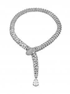 Bvlgari a imaginé un splendide collier Haute Joaillerie Serpenti, une pièce d’exception qui célèbre le serpent et son éternelle sensualité. Les diamants de de collier s’enchaînent le long de la queue du serpent, formant un ensemble de plus de 76 carats resplendissant de beauté précieuse. Deux diamants taille poire de 0,80 carat forment quant à eux les yeux du serpent. Ce collier a tout du reptile avec une structure en or blanc qui présente souplesse et sinuosité. Les bijoux Serpenti incarnent l’héritage classique de Bulgari. Depuis l’Égypte ancienne, le serpent a toujours été un symbole fort, garantissant protection et puissance à celui qui le porte. Cléopâtre, Très étroitement associée à l’Empire romain par ses relations amoureuses avec Jules-César et Marc-Antoine fit sa première apparition à Rome en 46 avant J-C devant une foule de spectateurs ébahis par sa beauté sublimée par de somptueux bracelets serpents en or. Près de deux millénaires plus tard, dans les années 1960, Elizabeth Taylor succombe au charme du serpent et demande à son joaillier favori, installé au 10 Via dei Condotti à Rome, de confectionner spécialement pour elle un bracelet Serpenti : il s’agit du célèbre bijou que la star portera sur le tournage du péplum Cléopâtre pour incarner la nouvelle reine du Nil. Aujourd’hui, le serpent évoque un retour à la magie et au symbolisme mythologique. Au-delà des extraordinaires fonctions ornementales que lui procurent sa longue silhouette cylindrique et ses courbes féminines et sinueuses, le serpent incarne à merveille l’esprit des temps modernes, bannissant les frontières temporelles que Bulgari a toujours transcendé avec allégresse. Aujourd’hui plus que jamais, le reptile symbolise la capacité à se réinventer et à affirmer son style personnel, des valeurs essentielles à l’ère du culte de l’identité.