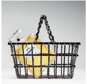 Le panier de CHANEL Pour la collection Prêt-à-Porter Automne-Hiver 2014/15 de CHANEL, Karl Lagerfeld mixe les codes de la vie quotidienne à ceux de la Maison. «La liberté est l’esprit de la collection», déclare le créateur. Le panier de courses devient ainsi un accessoire de mode. Entièrement fabriqué de chaînes de métal argenté entrelacées de cuir noir et orné d’un pendant CC en laiton, il reflète l’audace et la créativité sans cesse renouvelée de Karl Lagerfeld Le panier de CHANEL sera exposé, agrémenté d’un flacon de N°5, dans la boutique CHANEL du 42, avenue Montaigne lors de l’événement «Promenade d’un objet d’exception» qui aura lieu du 11 au 13 septembre 2014