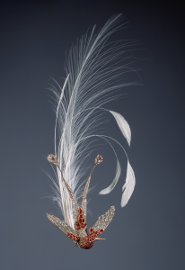 Aigrette colibri Or, argent, rubis et diamants Joseph Chaumet, circa 1890 Collection Chaumet Paris La nature est l'une des principales sources d'inspiration de Joseph Chaumet à la Belle Epoque. Ce colibri tout en mouvement est un exemple rare et délicat de son art. Pièce unique, il se porte en broche ou bien en aigrette, agrémenté de plumes.
