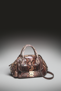 Salvatore Ferragamo présentera le 11 Septembre prochain dans sa boutique Avenue Montaigne son nouvel « Objet Spécial » , le sac-à-main Fiamma créé en l’honneur de Fiamma Ferragamo, la première fille du fondateur de la maison Florentine. Un défilé sera également l’occasion de présenter la nouvelle collection Automne-Hiver 2014 avec un focus spécial sur le sac Fiamma et son harmonieux mélange de matières raffinées comme le cuir de vachette, le python, l’autruche, le crocodile et le façon pony, ornées de détails en métal poli. Durant la soirée, le sac-à-main pourra être personnalisé sur demande.