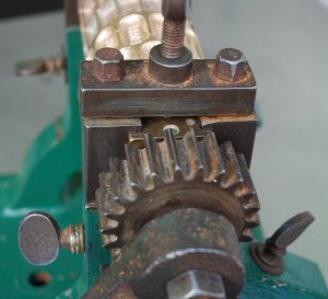 Si La Maison Fouquet était spécialisée à sa création en 1852 dans l’épicerie de luxe, son activité s’est vite élargie à la confiserie et aux gourmandises sucrées. Profitant de la mécanisation des techniques industrielles qui apparait dans la deuxième moitié du XIX siècle, Fouquet s’équipe de ce laminoir à bonbons qui permet de produire les fameux « acidulés Fouquet ». Le bâti est en fonte et les rouleaux, en bronze, sont gravés au nom de la marque. Plus de 20 différentes sortes de bonbons sont fabriquées sur ce laminoir, du coquelicot à la violette en passant par le jasmin….ou le patchouli !!! Jusqu’au début du XXème siècle et l’acquisition d’un outil motorisé mais fonctionnant sur le même principe, Fouquet utilisera cet objet pour la production de gourmandises…. »