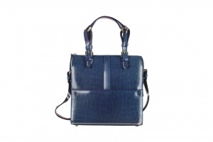 Le sac Borgonuovo est le sac icône de la Maison - nommé de cette façon grâce à la Via Borgonuovo, en plein coeur du quartier artisitque de Brera. Cette rue nous transmet son calme, sa subtilité et son élégance intemporelle. Le sac Borgonuovo est ainsi dédicacé à cette rue - lieu qui est au centre de l'histoire de la Maison et représentant l'attention méticuleuse qu'elle porte à ses créations. En crocodile bleu avec double anse et fermeture éclair, et sa doublure doré clair.
