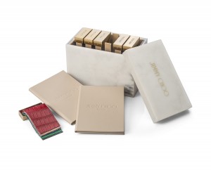 Jimmy Choo présentera son nouveau cube de service Sur-Mesure, un service à la demande qui propose aux clientes une séduisante sélection de modèles à personnaliser dans une multitude de couleurs, de matières et finitions pour plaire à chacune. Les chaussures sur mesure nous ramènent aux racines même de la marque et cette tradition s’est poursuivie discrètement tout au long de l’évolution de la Maison : d’un petit atelier londonien à une maison de luxe de renommée mondiale. Occasionnellement, et sur demande, une cliente pouvait commander une paire de chaussures dans une matière exotique ou une couleur unique pour un évènement spécial, principalement pour le tapis rouge, où les chaussures sur mesure de Jimmy Choo ont toujours été présentes. Afin d'incarner le style de la Maison, Sandra Choi, Directrice de la Création, a choisi ses silhouettes Jimmy Choo préférées pour son service Sur-Mesure. Des modèles emblématiques et intemporels, comme l’escarpin ANOUK, et les sandales LANCE, XENIA et TITE, avec différentes hauteurs de talon, adorés par la clientèle internationale et parfaitement adaptés à la personnalisation. Les chaussures de rêve deviennent réalité grâce à un large choix de matières et de couleurs. Les clientes peuvent choisir parmi les veaux velours délicats, les satins brillants, les cuirs précieux, les paillettes, le crocodile ou les peaux de serpents exotiques, et faire preuve de créativité avec une vaste palette de couleurs. Pour une touche encore plus personnelle, les clientes Sur-Mesure ont l’opportunité de personnaliser les semelles des chaussures avec leurs initiales en monogramme. « Chez Jimmy Choo, nous avons cherché au fil du temps, à continuer de garder le même niveau de service personnalisé et l’attention aux détails comme à l’époque où nous réalisions une paire de chaussures à la fois, pour une cliente à la fois. En proposant ce service de personnalisation directement à nos clientes dans nos boutiques, nous sommes capables de préserver fidèlement notre tradition de sur-mesure, et de donner à chaque femme la chance d’acquérir une paire de Jimmy Choo unique. » Sandra Choi, Directrice de la Création. Idéal pour les passionnées de chaussures qui cherchent à constituer un vestiaire sur-mesure ou pour les mariées qui préparent leur garde-robe de chaussures de mariage, ce service exclusif mêle le savoir-faire de l’artisanat italien propre à Jimmy Choo à la haute qualité des matières.