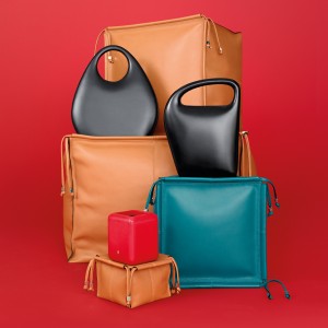 LOEWE fut créée comme une coopérative d´artisans du cuir au centre de Madrid en 1846. Consolidée sous son nom par l´entrepreneur allemand Enrique Loewe Roessberg en 1872, c´est une des premières maisons mondiales du luxe. Un engagement à la conception innovante émergea très tôt comme une des caractéristiques qui définissent la maison, comme en témoigne la modernité des boutiques conçues par l´architecte Javier Carvajal pour LOEWE dans les années 50 et 60. Renzo Zengiaro créa la collection sculpturale ‘Grands Architectes’ en 1992 comme un clin d´œil aux sacs LOEWE des années 40. Avec une coque en bois recouverte par un boxcalf de la meilleure qualité au monde --produit par la légendaire tannerie Freudenberg en Allemagne-- la ligne de sacs en napa célèbre la pureté de la forme sans pour autant compromettre la fonctionnalité. Utile et extraordinaire, ‘Grands Architectes’ est en accord avec l´esprit actuellement renouvelé de la maison, LOEWE reconfigure un héritage de 168 ans sous la direction créative de Jonathan Anderson.