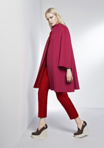 De véritables œuvres d'art : Formes, Matières, Couleurs et Volumes. « Max Mara Atelier » est un projet spécial s'articulant autour du cœur de l'univers Max Mara: le Manteau. Cet hiver, la collection est luxueuse, l’allure simplement sophistiquée, glamour, intemporelle. Pour la "Promenade pour un Objet d'Exception" nous avons choisi le manteau-cape en pur cachemire. Créé avec la technique traditionnelle du "double-face", les couleurs contrastent : rouge et fuchsia. Ces pièces d'exception illustrent la polyvalence de la femme contemporaine : Elégance / Femme d'affaire - Urbaine / Voyageuse - Jour / Nuit