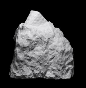 Avant de devenir le couturier que tout le monde connait, Christian Dior fut galeriste. Entre 1928 et 1934, il ouvre deux galeries, la première avec Jacques Bonjean, la seconde avec Pierre Colle. Ensemble, ils exposent Pablo Picasso, Georges Braque, Max Ernst, Giorgio De Chirico, Man Ray, et font connaître Salvador Dalí, Leonor Fini et Alberto Giacometti. Devenu couturier, Dior n’aura de cesse de rendre hommage à ses amis artistes à travers ses créations. Ce lien étroit, la Maison Dior le perpétue aujourd’hui avec l’exposition Lady Dior As Seen By qui donne carte blanche à des artistes contemporains pour livrer leur vision de l’iconique sac Lady Dior. C’est entre autres l’œuvre de l’artiste Suisse Olympia Scarry que Dior choisit aujourd’hui de présenter dans la boutique de l’avenue Montaigne ; une pièce d’exception réalisée en marbre de Carrare.