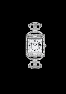 En 2014, la montre Ralph Lauren 867 Diamond est réinterprétée avec un bracelet couvert de diamants. Caractérisée par son architecture exquise en style arabesque et par son abondance de pierres précieuses, cette uvre d’art horloger scintille sous un océan de plus de 400 diamants. Logé dans un boîtier en or blanc 18 carats, entièrement serti de diamants, le calibre RL430 guide deux aiguilles style Breguet autour d’un cadran laqué blanc qui allie astucieusement des chiffres romains et arabes, formant une géométrie fascinante. Le bracelet et la boucle, en or blanc 18 carats et pavés de diamants, complètent le chef d’uvre sculptural de haute horlogerie. Reflétant la beauté extérieure de la montre avec une sublime méticulosité, le mouvement est décoré par un effet Côtes de Genève et perlage.  