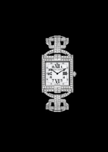 En 2014, la montre Ralph Lauren 867 Diamond est réinterprétée avec un bracelet couvert de diamants. Caractérisée par son architecture exquise en style arabesque et par son abondance de pierres précieuses, cette uvre d’art horloger scintille sous un océan de plus de 400 diamants. Logé dans un boîtier en or blanc 18 carats, entièrement serti de diamants, le calibre RL430 guide deux aiguilles style Breguet autour d’un cadran laqué blanc qui allie astucieusement des chiffres romains et arabes, formant une géométrie fascinante. Le bracelet et la boucle, en or blanc 18 carats et pavés de diamants, complètent le chef d’uvre sculptural de haute horlogerie. Reflétant la beauté extérieure de la montre avec une sublime méticulosité, le mouvement est décoré par un effet Côtes de Genève et perlage.