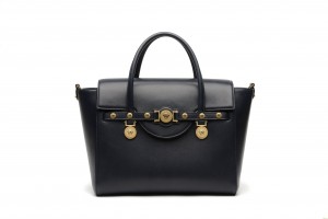 Fondée en 1978, Gianni Versace S.p.A est une des marques de mode leader à travers le monde. Sous la direction artistique de Donatella Versace depuis 1997, Versace dessine, fabrique, distribue et vend des produits mode et lifestyle incluant : haute couture, prêt-à-porter féminin et masculin, joaillerie, montres, accessoires, parfums et meubles. www.versace.com Versace a choisi de mettre en avant le sac Signature, parfaite représentation de l'ADN de la Maison, au sein de sa boutique située avenue Montaigne. Cette célèbre avenue est le coeur de la mode de luxe à Paris, l'endroit parfait pour exprimer l'esprit de Versace.