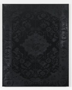 Rudolph Stingel est un artiste majeur de la scène internationale contemporaine. Le principe de ce tableau est qu’il reproduit le motif d’un tapis classique. Le tapis est un objet de décoration de luxe et de raffinement, qui est ici complètement réinterprété dans quelque chose de définitivement plus moderne et radical, de part le monochrome noir et le support tableau. La confrontation entre le raffinement et la modernité permet de faire un parallèle tout à fait explicite avec Zadig&Voltaire de par l’illusion du textile. Réinventer une matière luxueuse et classique, que l’on peut retrouver dans les surteintures revisitées dans la collection hiver, au travers de pièces authentiques et du travail de la matière. Diplômé et collectionneur passionné, le fondateur Thierry Gillier puise dans l’art une inspiration résolument moderne et rock. Dans ses bureaux, au décor des boutiques, chez lui, ses œuvres fétiches façonnent un esprit, imprègnent les collections et soufflent de nouvelles collaborations. On s’inscrit là dans une démarche assez sophistiquée, pour mettre l’accent sur le coté luxe et intemporel. On est sur une valeur ultra sûre de l’art contemporain, avec un artiste mondialement reconnu et un travail sur le long terme d’une extrême richesse et de diversité. Enfin cette œuvre est exclusive car elle n’a jamais encore été montrée dans le cadre de nos collections.