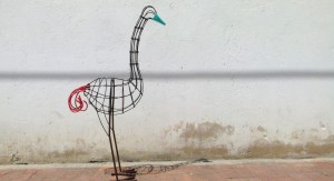 A l’occasion de la “Promenade pour un objet d’exception”, une partie du stand “Animal House” [La maison des animaux, n.d.t.] – présenté lors du Salon du Meuble 2014 à Milan (Italie) -  sera présente en direct à la Boutique Marni du 57 Avenue Montaigne.  Un caravansérail festif de Marni, où des animaux en métal et en PVC aux couleurs lumineuses se rendront maîtres de l’espace extérieur. Marni a collaboré avec un groupe de femmes colombiennes pour créer de nouvelles pièces faites à la main, dont chacune est unique, façonnée en différentes couleurs. Le leitmotiv du projet de cette année est l’asymétrie, qui engendre des figures spatiales, potentiellement infinies grâce à l’utilisation de formes multiples.  Lancée en 1994, Marni est une marque de luxe, la favorite d’une judicieuse coterie de femmes curieuses et sophistiquées, qui ne suivent pas nécessairement la mode mais qui sont douées d’une forte identité et d’une vision personnelle.  En fait, Marni est avant tout un état d’esprit: légèrement en dehors des schémas et subtilement subversive. C’est un langage visuel original et imprévisible: graphique, rigoureux, dont l’auteur est Consuelo Castiglioni. Cette designer née en Suisse transmet son sens personnel de l’élégance et de son approche expérimentale aux matériaux et aux couleurs, son talent unique pour mélanger les impressions et les formes dans des collections qui sont à la fois irrévérencieuses et émotionnelles, avec un goût éclectique mais cohérent. Loin de vouloir imposer un diktat, Marni présente toute une gamme de possibilités. Pas de limites ni d’impositions: voilà comment Consuelo conçoit le style. Sa griffe est intemporelle, son approche d’avant-garde. Dans un dialogue permanent avec le monde de l’art, Consuelo implique des artistes, confirmés et émergents, dans des projets particuliers aussi bien pour la vente au détail que pour la production. Une affaire de famille dans la meilleure tradition italienne, Marni est un exemple hors-concours des qualités qui donnent son importance au label Made in Italy. Tout, depuis les prototypes jusqu’aux pièces finies, est fabriqué au sein de l’entreprise à Milan, en garantissant de la sorte le plus haut niveau de qualité, point sur lequel Consuelo n’accepte aucun compromis. En 2012, Marni rejoint le groupe OTB. L’activité principale tourne autour du prêt-à-porter féminin, des sacs et des chaussures. Les lignes de produits de style de vie comprennent des bijoux, des lunettes, des vêtements et accessoires pour homes, des vêtements pour enfants et des parfums. 