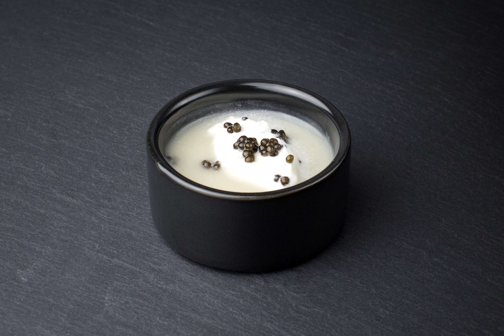 Velouté de chou fleur et chantilly de caviar Baeri Labeyrie
