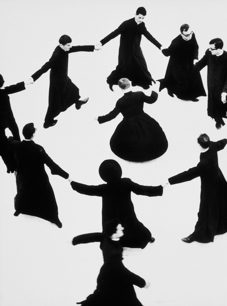Giacomelli, Io non ho mani che mi occarazzano il volto, 1961-1963 © Archivio Mario Giacomelli, Senigallia, Italy.
