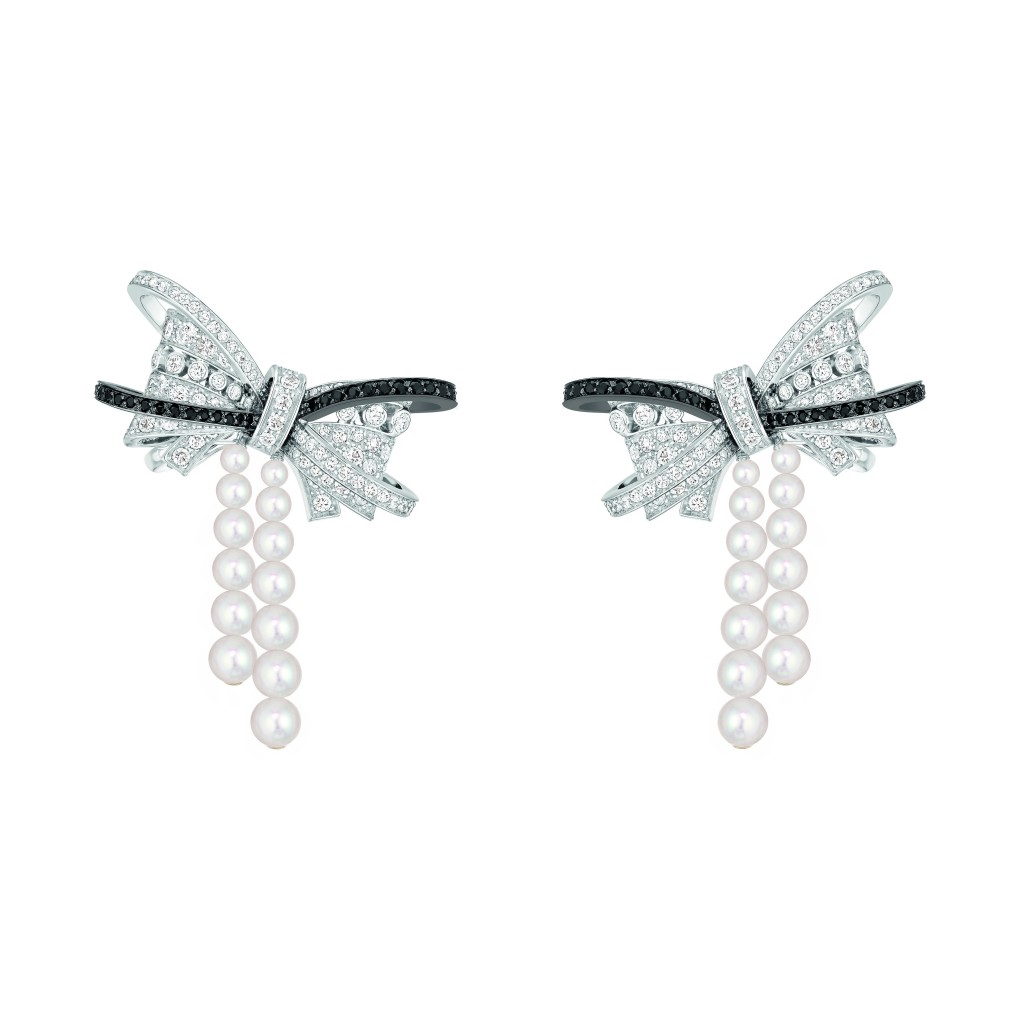 Boucles d'oreilles "Couture"  Boucles d'oreilles "Couture" en or blanc 18K serti de 216 diamants taille brillant pour un poids total de 2,5 carats, 57 spinelles taille brillant et 26 perles de culture du Japon.