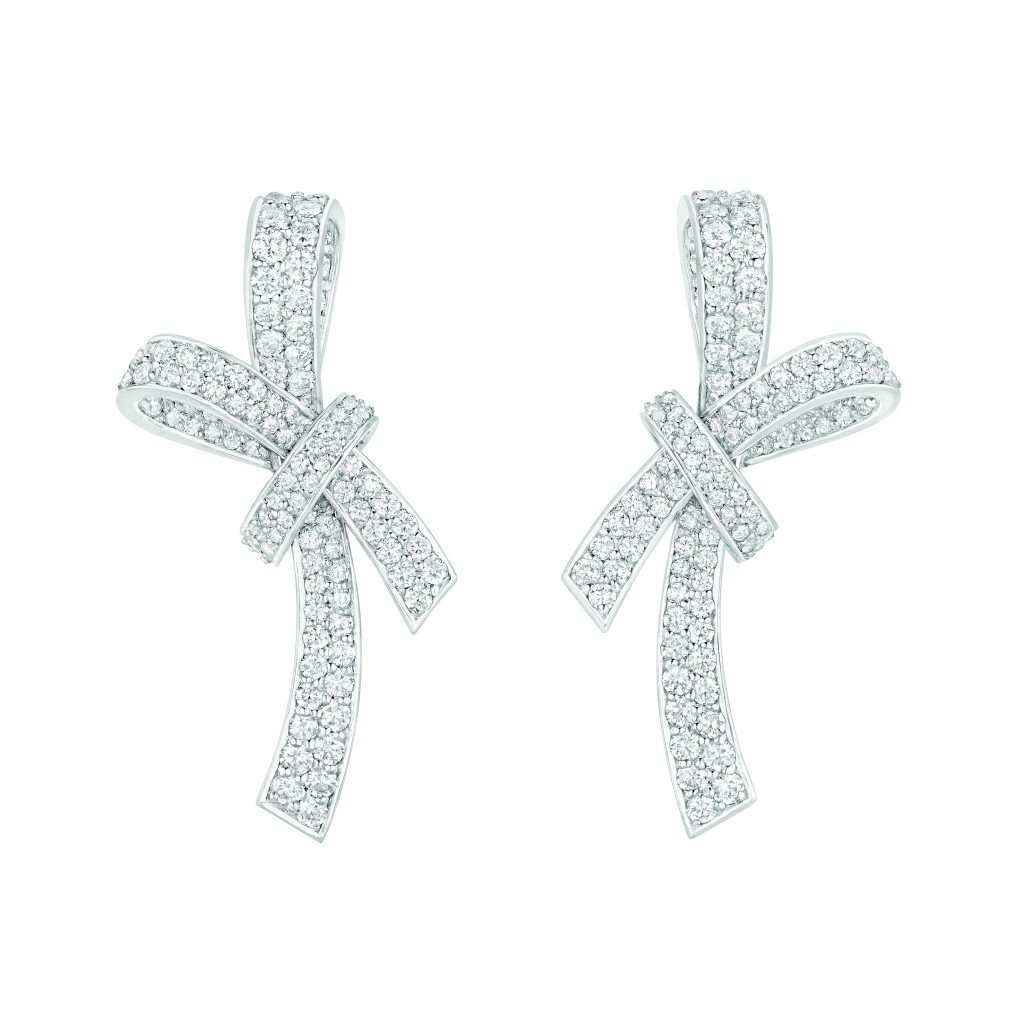 Boucles d'oreilles "Ruban"  Boucles d'oreilles "Ruban" en or blanc 18K serti de 226 diamants taille brillant pour un poids total de 3,3 carats. 