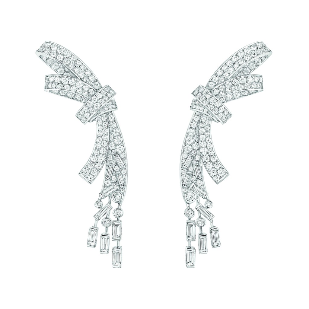 Boucles d'oreilles "Ruban"  Boucles d'oreilles "Ruban" en or blanc 18K serti de 18 diamants taille baguette pour un poids total de 3 carats et 320 diamants taille brillant pour un poids total de 6,3 carats. 