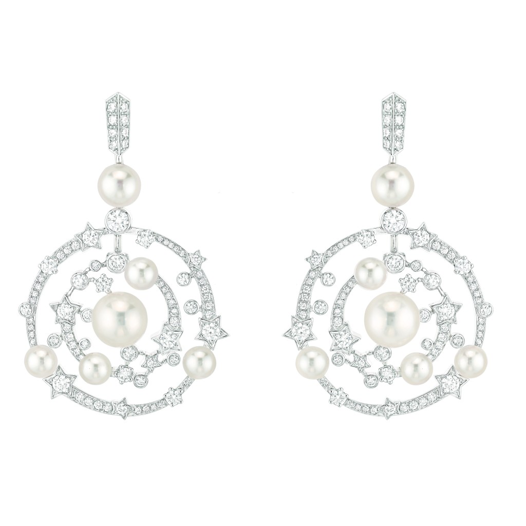Boucles d'oreilles « Spirale »  Boucles d'oreilles « Spirale » en or blanc 18 carats serti de 158 diamants taille brillant pour un poids total de 3,4 carats et 12 perles de culture du Japon. 