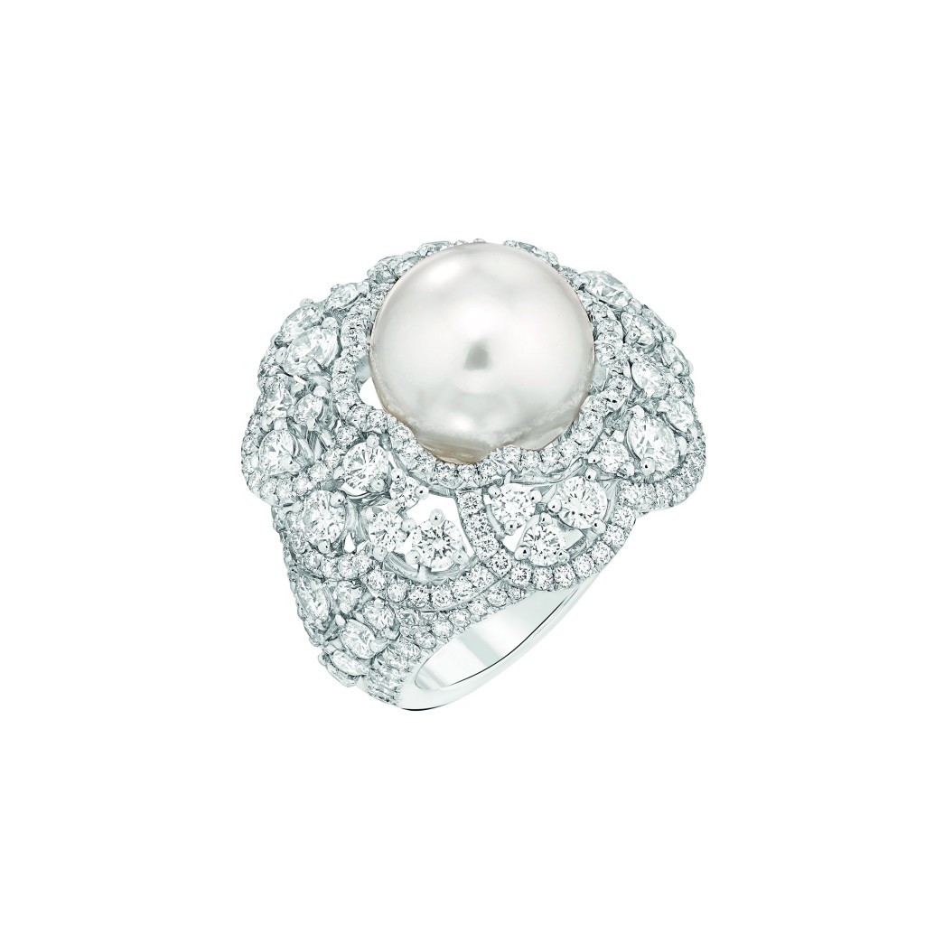 Bague "Camélia Exquis"  Bague "Camélia Exquis" en or blanc 18K serti de 230 diamants taille brillant pour un poids total de 4,4 carats et une perle de culture d'Indonésie.  
