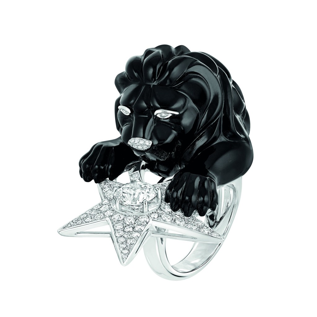 Bague "Constellation du Lion"  Bague "Constellation du Lion" en or blanc 18K serti d'un diamant taille brillant de 1,5 carat, 142 diamants taille brillant pour un poids total de 1.9 carat et onyx sculpté.