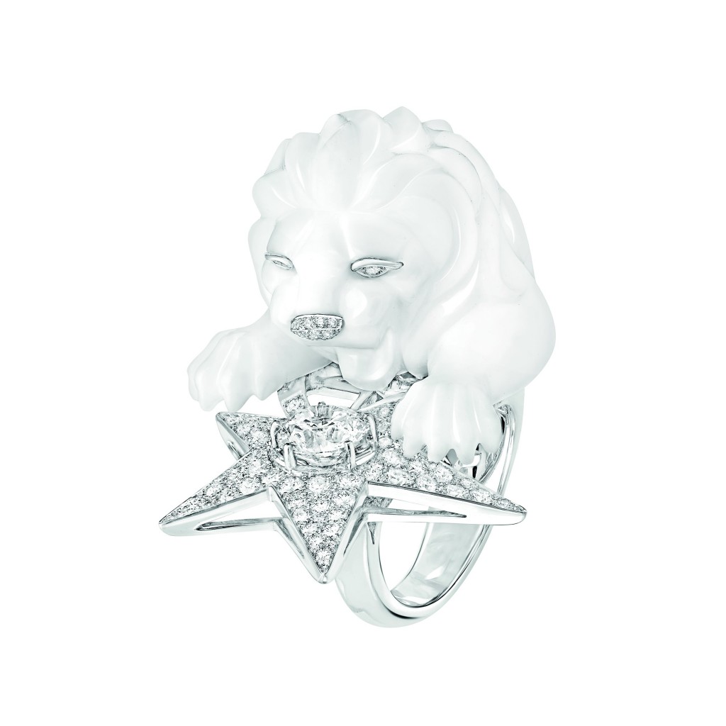 Bague "Constellation du Lion"  Bague "Constellation du Lion" en or blanc 18K serti d'un diamant taille brillant de 1,5 carat, 141 diamants taille brillant pour un poids total de 1,9 carat et un opale sculpté. 