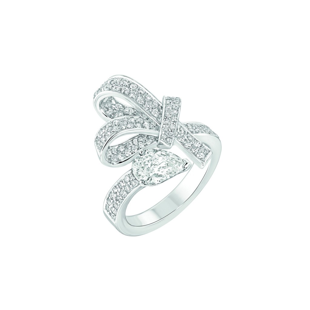 Bague "Ruban"  Bague "Ruban" en or blanc 18K serti d'un diamant taille poire de 1 carat et 104 diamants taille brillant. 