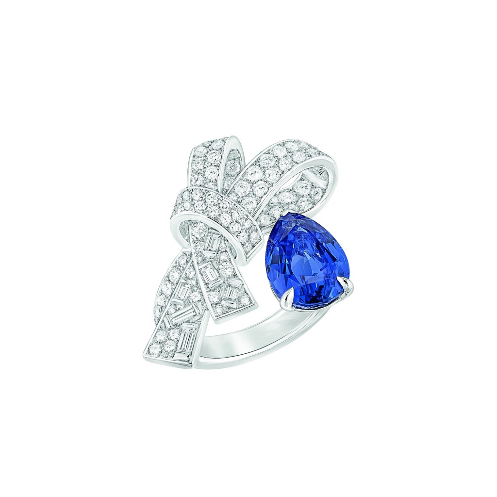 Bague "Ruban"  Bague "Ruban" en or blanc 18K serti d'un saphir taille poire de 4,7 carats, 111 diamants taille brillant pour un poids total de 1,5 carat et 6 diamants taille baguette.