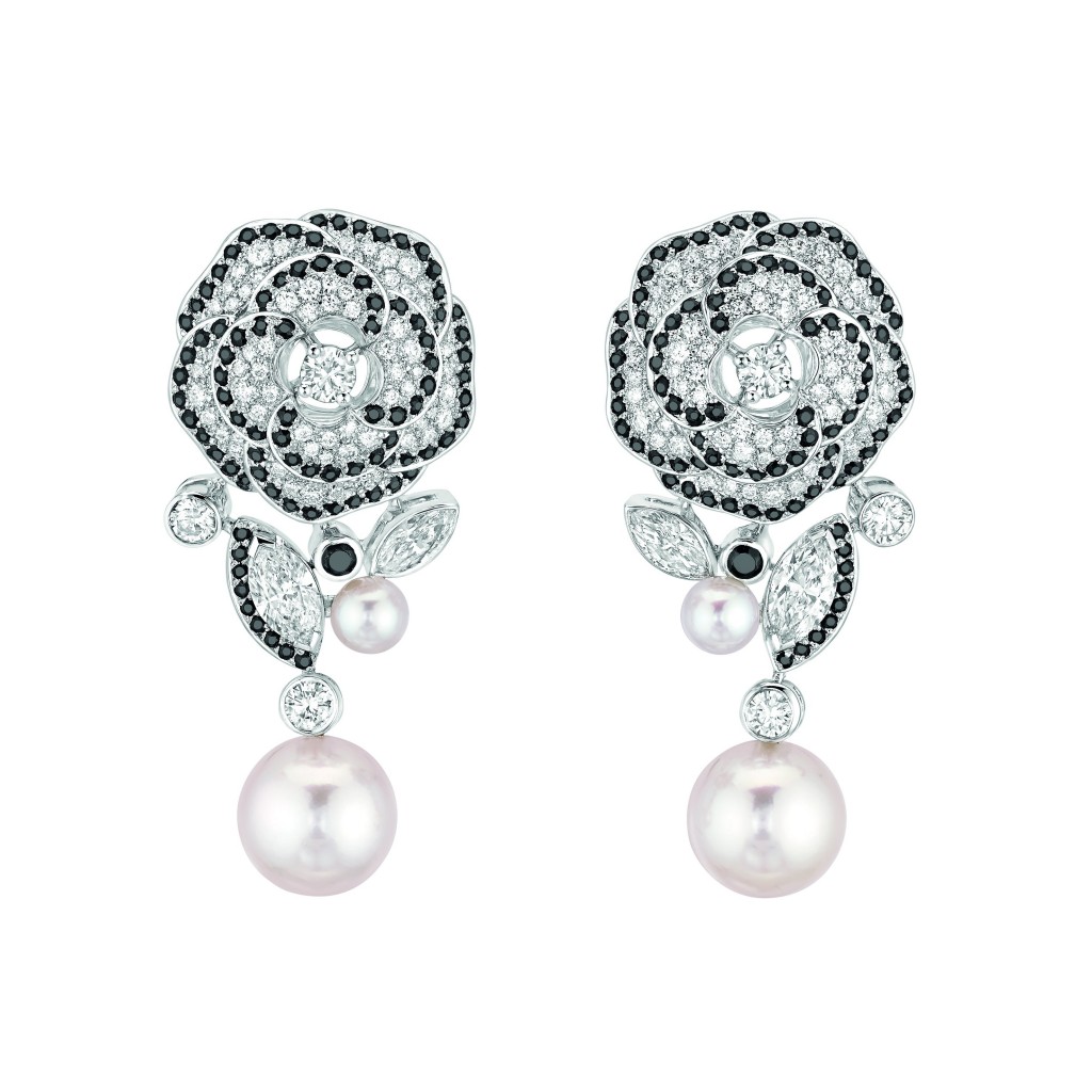 Boucles d'oreilles "Camélia Gansé"  Boucles d'oreilles "Camélia Gansé" en or blanc 18K serti de 4 diamants taille marquise pour un poids total de 1.1 carat, 156 diamants taille brillant pour un poids total de 1.5 carat, 4 perles de culture du Japon et 184 spinelles taille brillant pour un poids total de 1.5 carat. 
