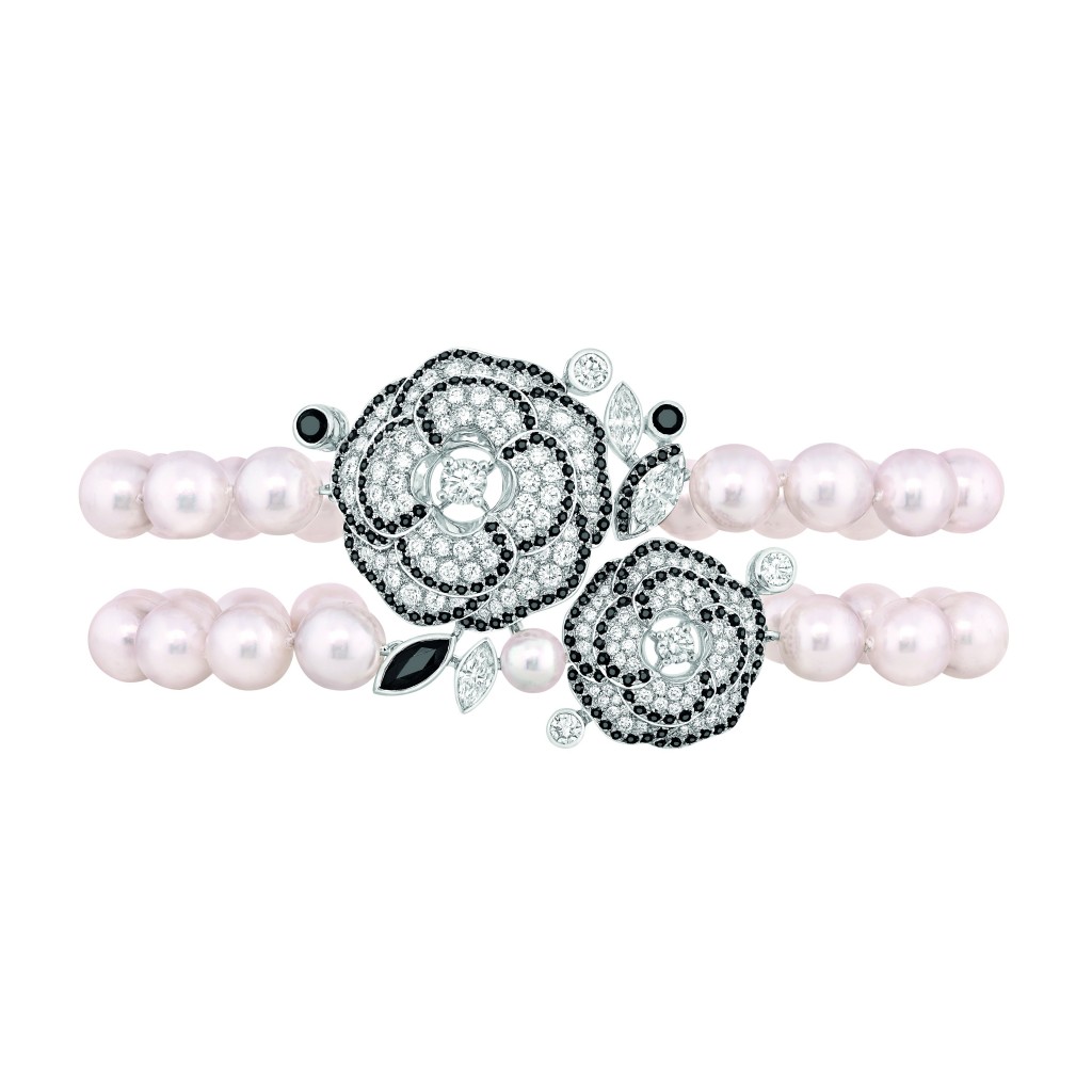 Bracelet"Camélia Gansé"  Bracelet "Camélia Gansé" en or blanc 18K serti de 3 diamants taille marquise, 248 diamants taille brillant pour un poids total de 3,1 carats, 35 perles de culture du japon et 297 spinelles taille brillant pour un poids total de 2,9 carats. 