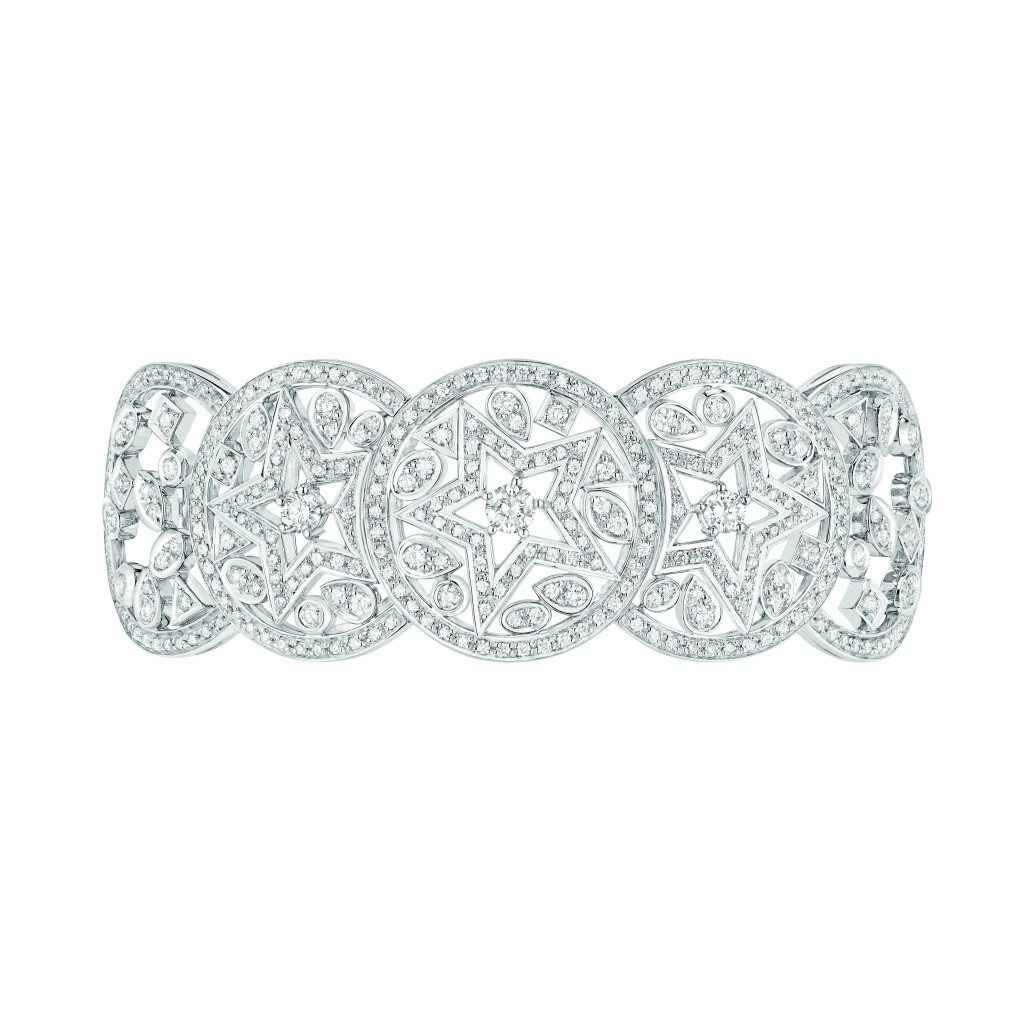 Bracelet "étoile Filante"  Bracelet "étoile Filante" en or blanc 18K serti de 594 diamants taille brillant pour un poids total de 5,4 carats. 