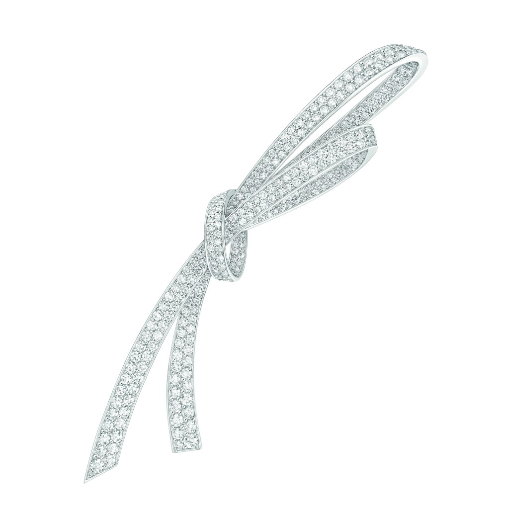 Broche "Ruban"  Broche "Ruban" en or blanc 18K serti de 294 diamants taille brillant pour un poids total de 4,7 carats. 
