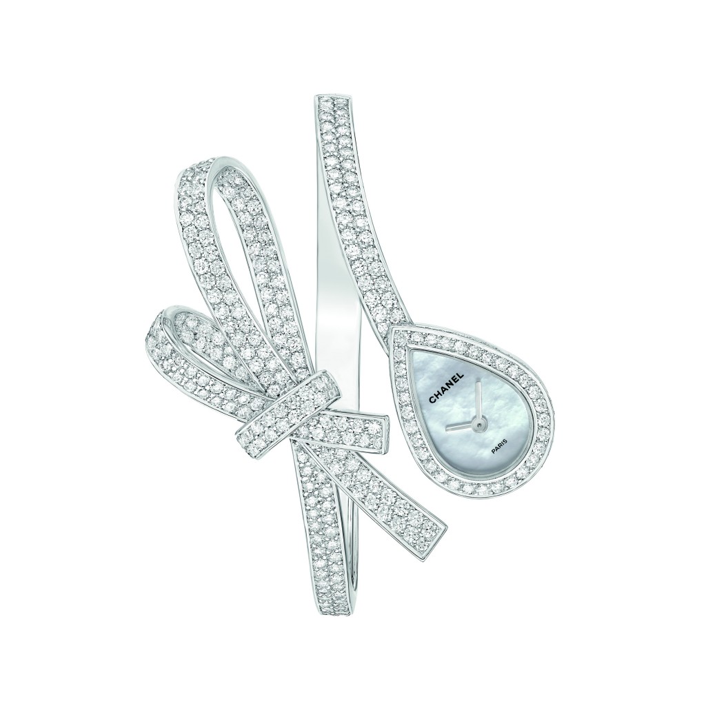 Montre "Ruban"  Montre "Ruban" en or blanc 18K serti de 292 diamants taille brillant pour un poids total de 4,4 carats et nacre sculptée. 