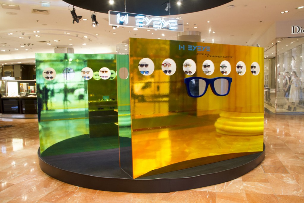 Showroomprive.com propose des ventes privées à ses membres. Pour accéder à nos ventes privées, c'est simple il suffit de s'inscrire gratuitement en ouvrant un compte. Vous accéderez ainsi à plus de 20 ventes privées par semaine de grandes marques : vêtements (pantalons, pulls, manteaux, t-shirt, robes), accessoires de mode (lunettes de soleil, cravates, montres, bijoux), maroquinerie (sacs à main, portefeuilles, etc.), cosmétique, lingerie, enfants (jouets et vêtements), décoration et équipement pour la maison et bien d'autres produits ! Showroomprive.com le meilleur de la vente privée sur Internet.