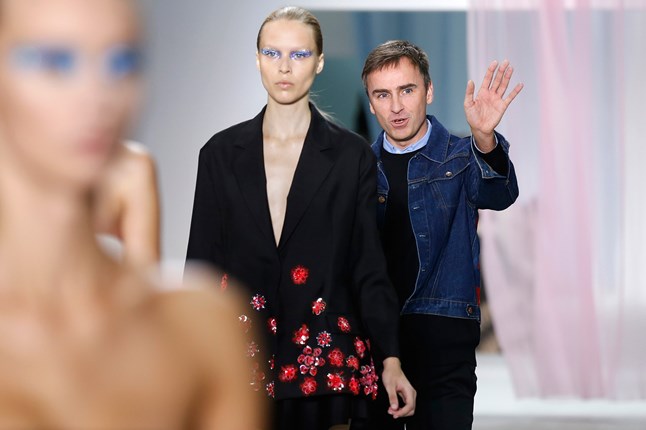 raf-simons-3-vogue-23oct15-getty_b_646x430_1