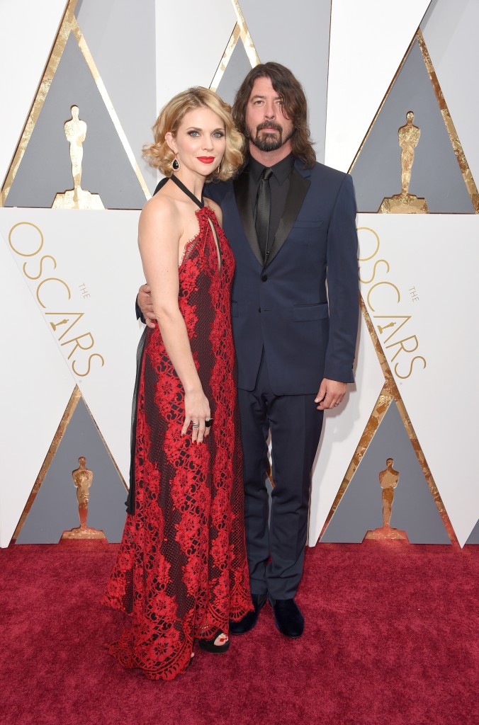 HOLLYWOOD, CA - FEBRUARY 28: Musician Dave Grohl (R) and Jordyn Blum attend the 88th Annual Academy Awards at Hollywood & Highland Center on February 28, 2016 in Hollywood, California. (Photo by George Pimentel/WireImage)