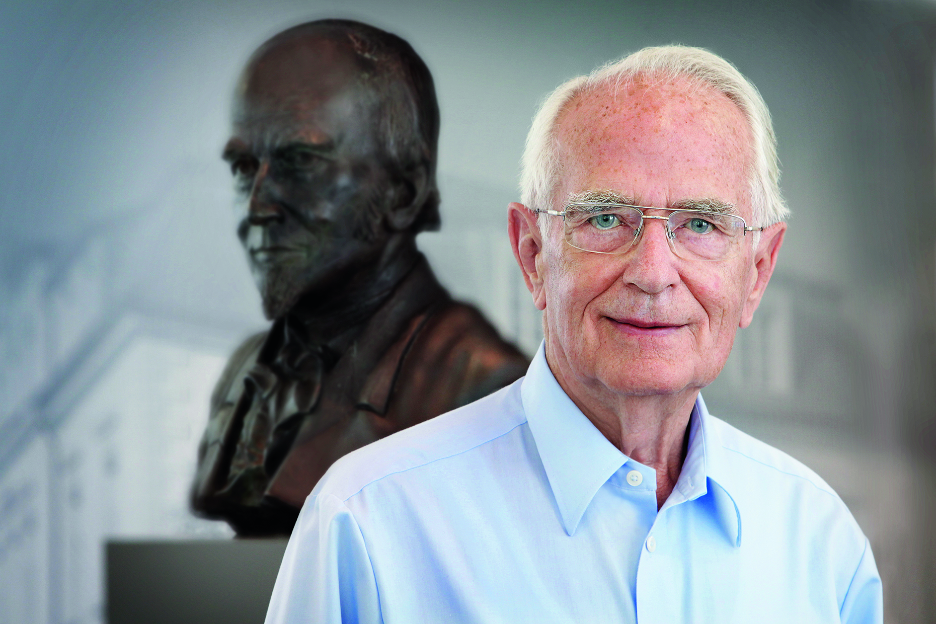 Walter Lange von der Uhrenmanufaktur Lange und Söhne vor der Büste von Ferdinand Adolph Lange in Glashütte.