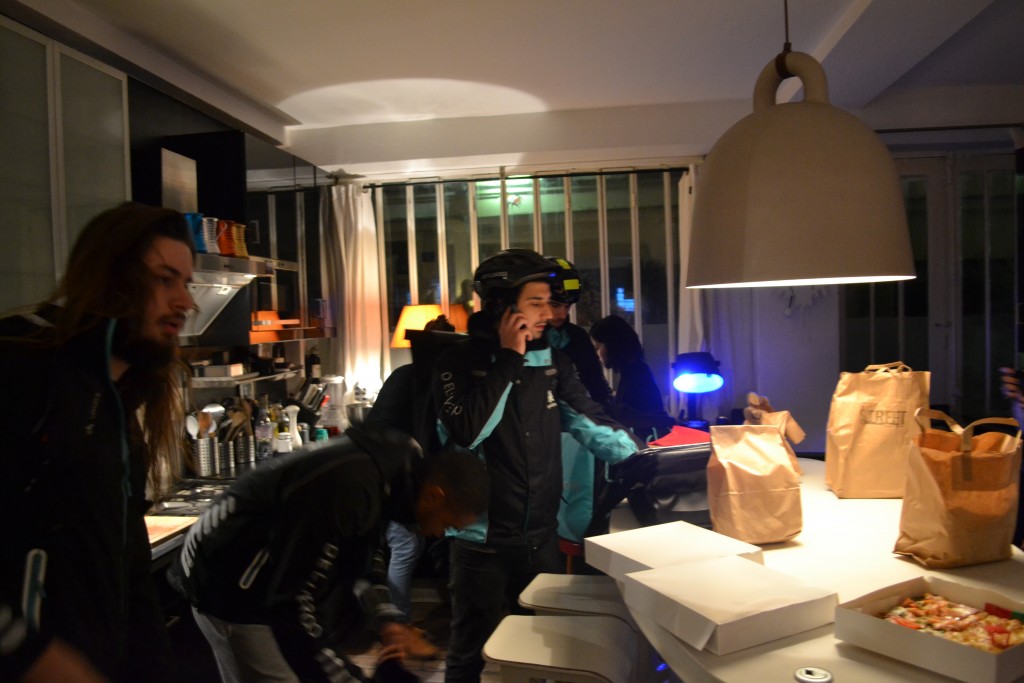 Les livreurs de chez Deliveroo viennent déposer les victuailles tant attendues