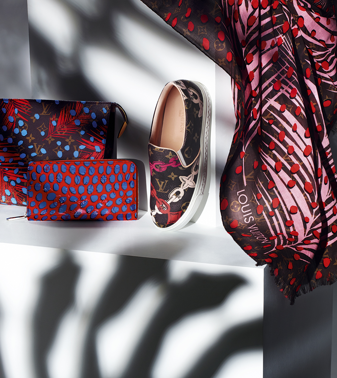 Poche de toilette en toile Monogram imprimÇe, portefeuille Zippy en cuir Monogram Vernis imprimÇ, Sneaker en toile Monogram imprimÇe, parÇo en coton