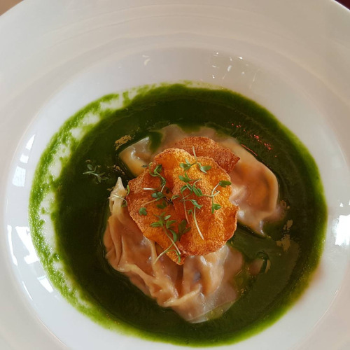 Raviolis de champignons et Bellota, crème de laitue, chips de butternut