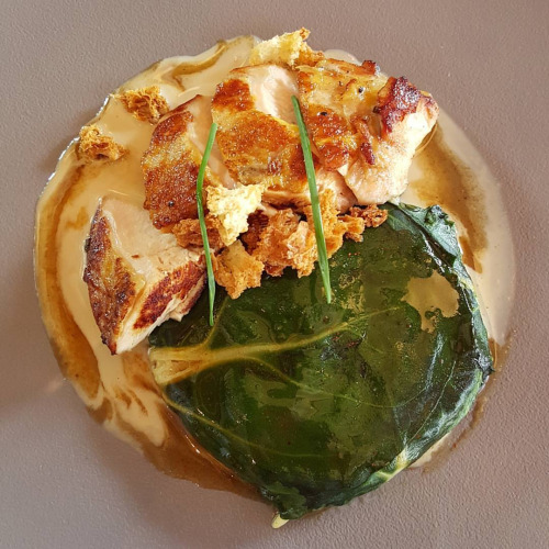 Suprême de pintade fermière, pâte-riso au jambon blanc truffé et blettes