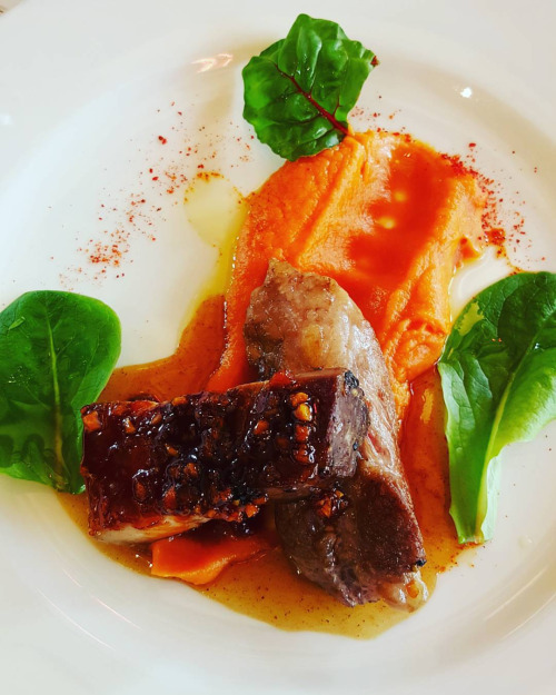 Poitrine de porc croustillante laquée aux épices, pluma ibérique de Metz gérer, patate douce 