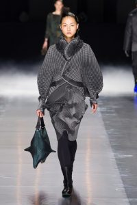 defile-issey-miyake-automne-hiver-2016-2017-paris-look-27