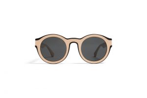 Une paire de lunettes de soleil: Quand Mykita s’associe à la Maison Margiela, ça donne un modèle décalé bicolore ultra désirable. 395€
