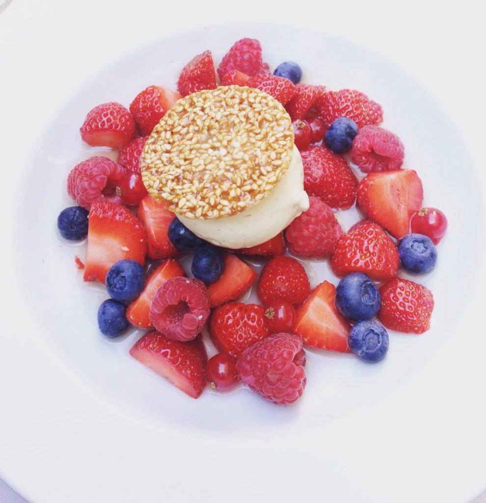 La salade de fruits rouges avec sa boule de vanille.