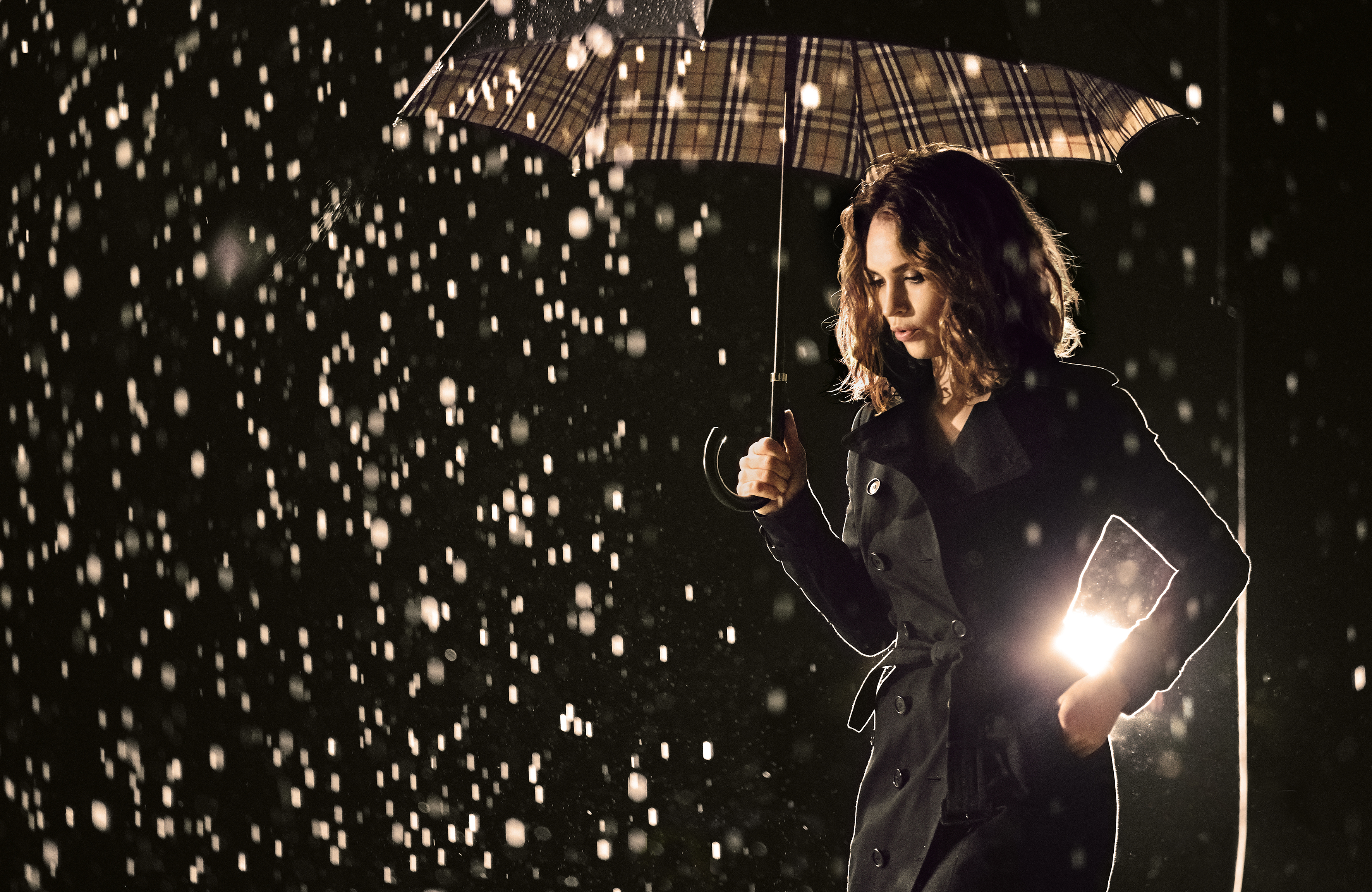 Хороший свет в дождь. Девушка под дождем. Девушка дождь. Девушка под зонтом. Фотосессия в дождь.